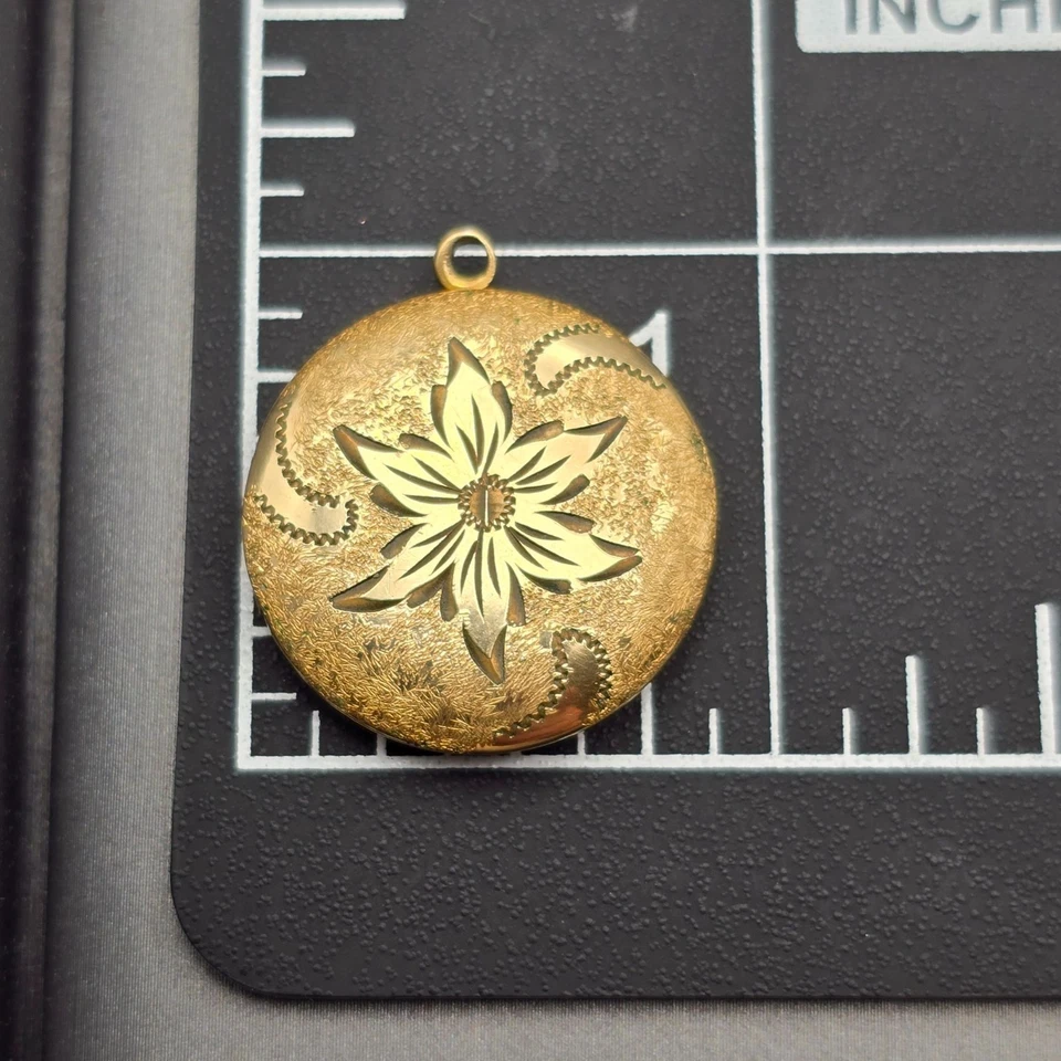 Pingente medalhão floral folheado a ouro vintage 1" corte diamante gravura detalhes texturizados - Imagem 4 de 4