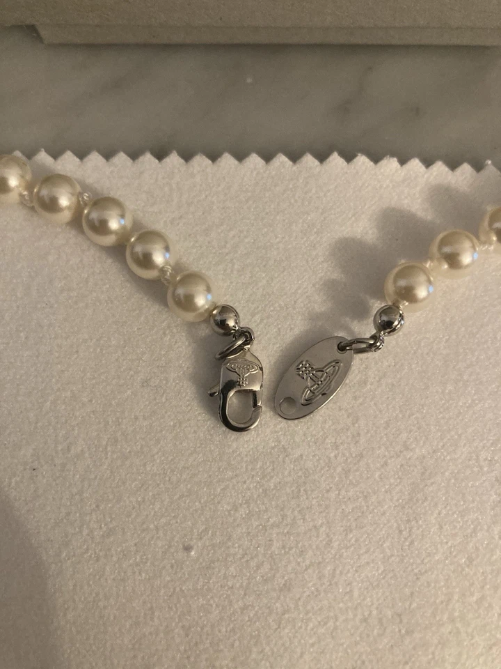 VIVIENNE WESTWOOD MINI BAS RELIEF PEARL CHOKER ORB PENDANT NECKLACE - Immagine 4 di 4