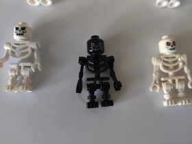 LEGO Castle 7094 Skeleton Minifigures And Horses King's Castle Siege