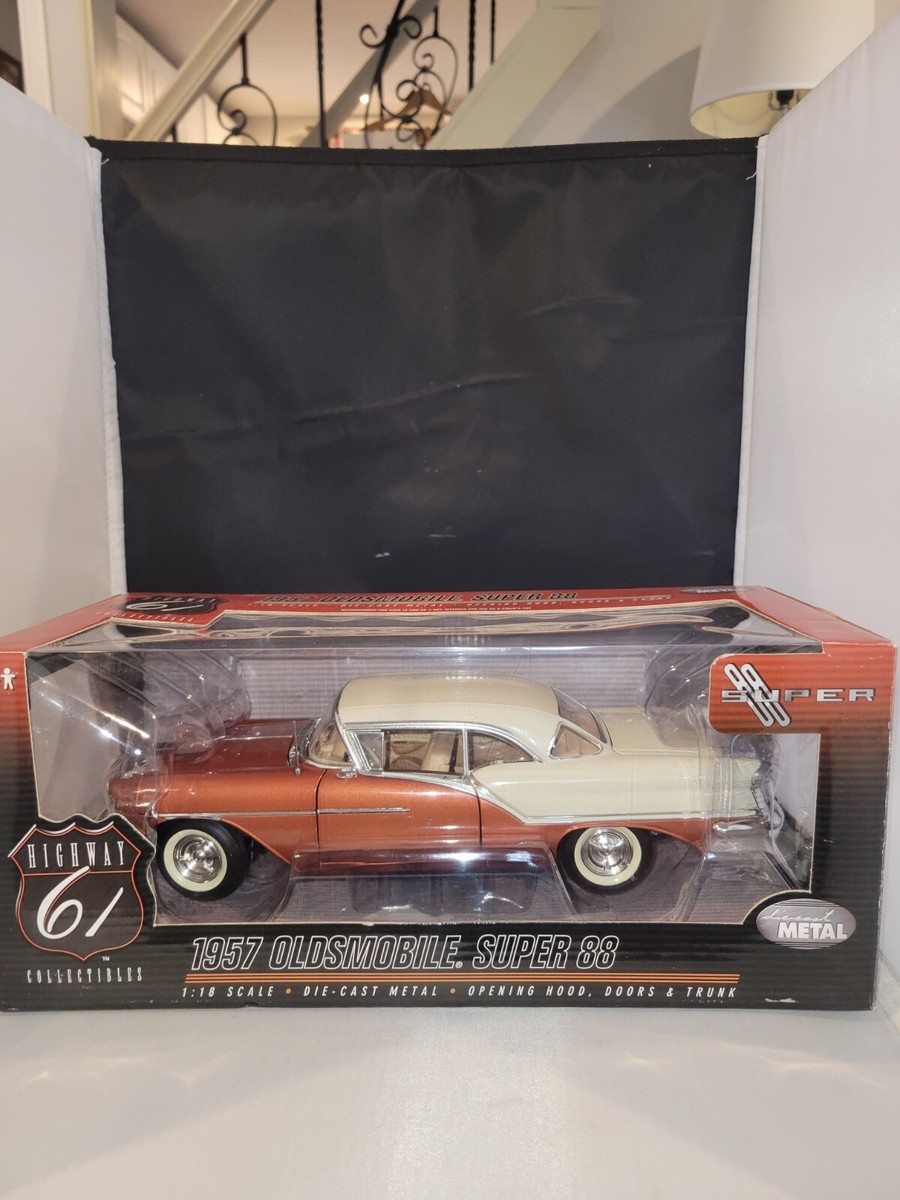 1957 Oldsmobile Super 88 1:18 - Highway 61 RARE - Tu Tone Bronze