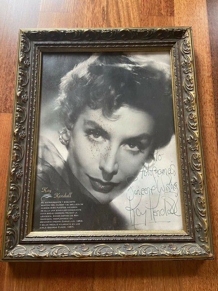 Foto postal con firma de la actiriz Kay Kendall