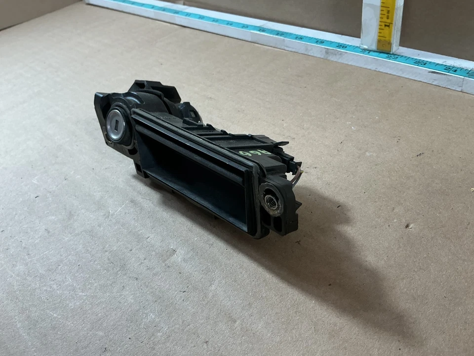 2003 - 2009 Mercedes-Benz E500 alça de trava de porta-malas A2037500693 fabricante de equipamento original - Imagem 3 de 4