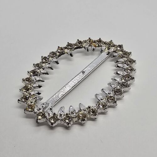 Bufanda con hebilla de cinturón de faja en tono plateado de colección con diamantes de imitación transparentes ovalados - Imagen 2 de 6