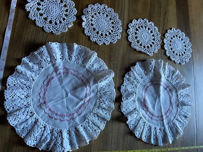 Vintage Deckchen rosa Stickerei Set 2 Deckchen plus 4 Häkeluntersetzer / Deckchen