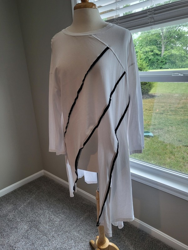 C t – T” White Carwash Tunic with Black Piping (One Size)