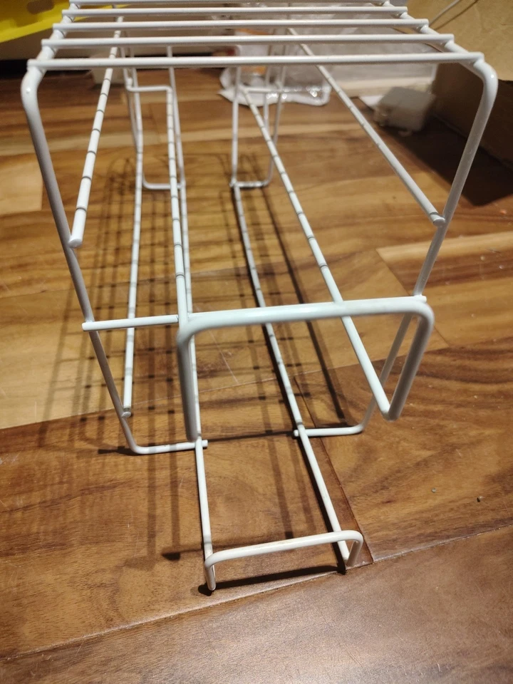 Dispensador de bebidas con estante para latas de refrescos - Tiene capacidad para 12 latas de refrescos de tamaño estándar de 12 oz (blanco) Foto 2 de 4