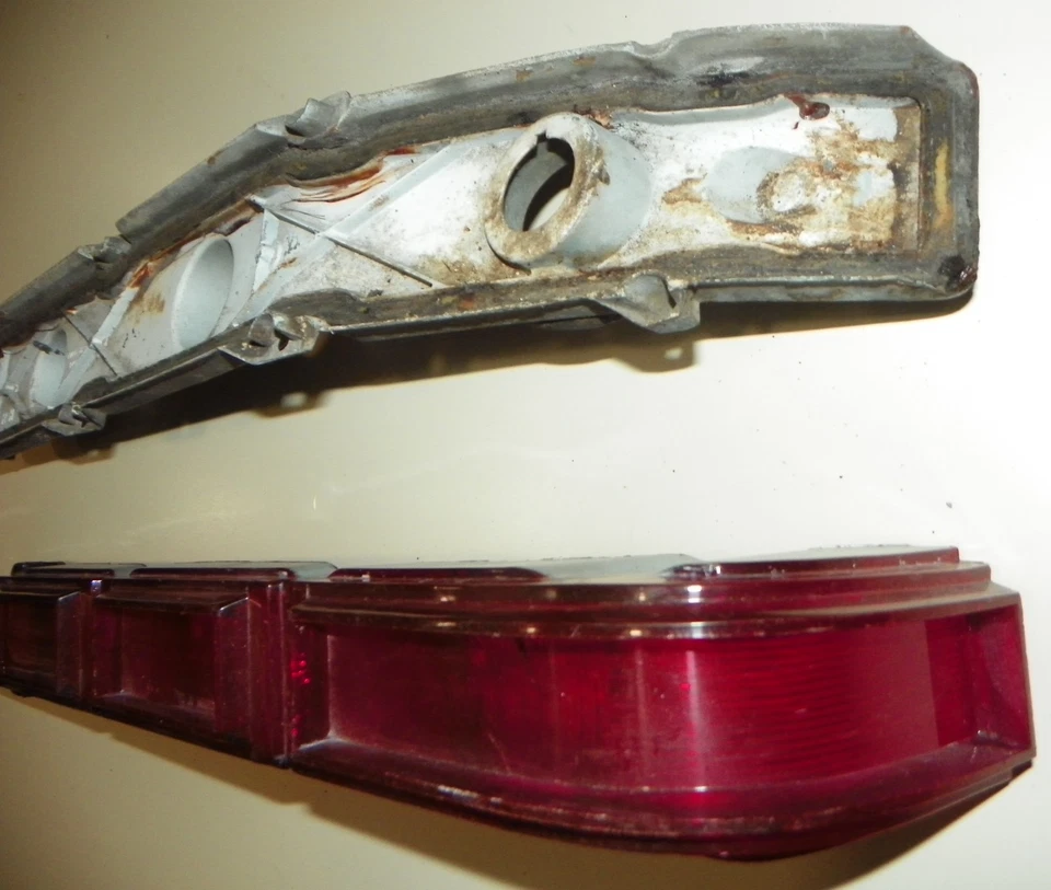 IMPALA SS 1966 ORIGINAL GM montaje de luz trasera lateral del pasajero Foto 2 de 4