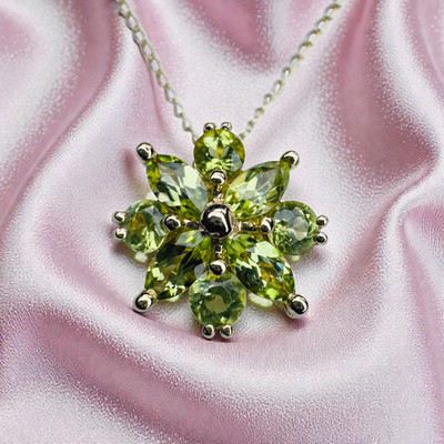 Vintage 14K Gold natürliche Peridot Halskette -18'' -1ct Blume Cluster Anhänger -1,8g