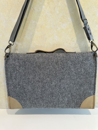 Laptoptasche aus grauem Filz mit beigem Leder von ETOI DESIGN - Bild 8 von 17