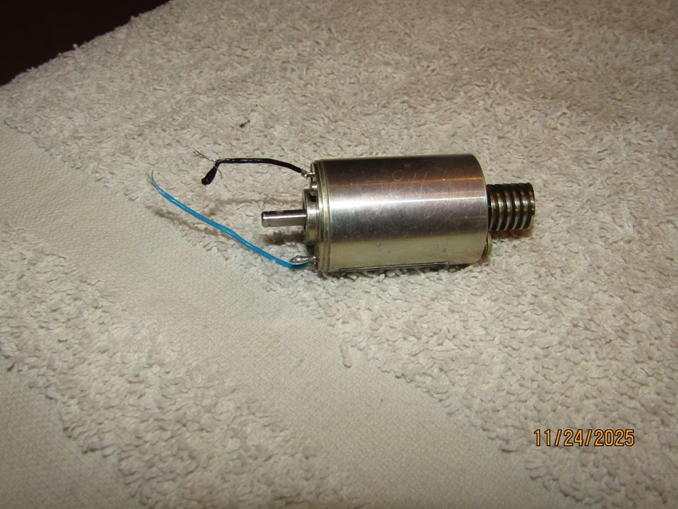 Vintage Globe Industries HO Locomotive 12V DC Motor with Worm Gear 61A147 Tested - Image 2 of 4