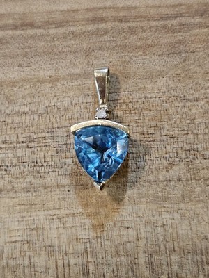 10K Gelbgold & Blautopas Anhänger Trillion-Schliff ~ 1,25 ctw mit Diamant-Akzent