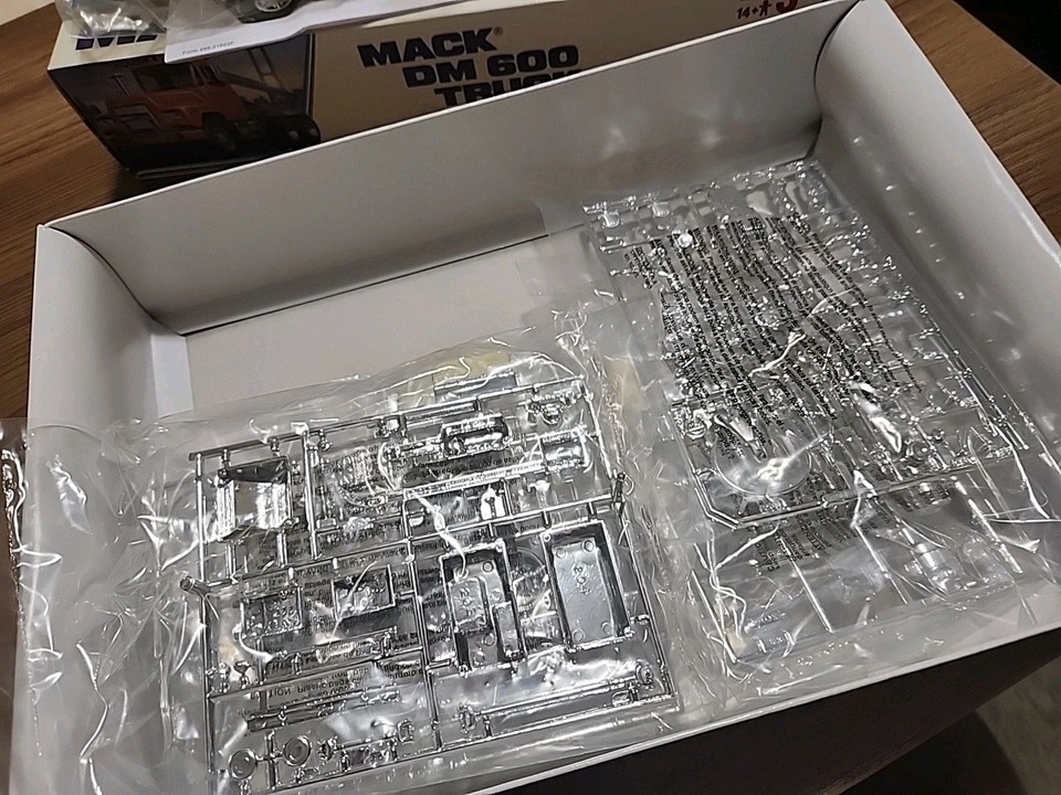 AMT/Ertl Mack DM600 Truck big rig truck model King version New Open Box ...