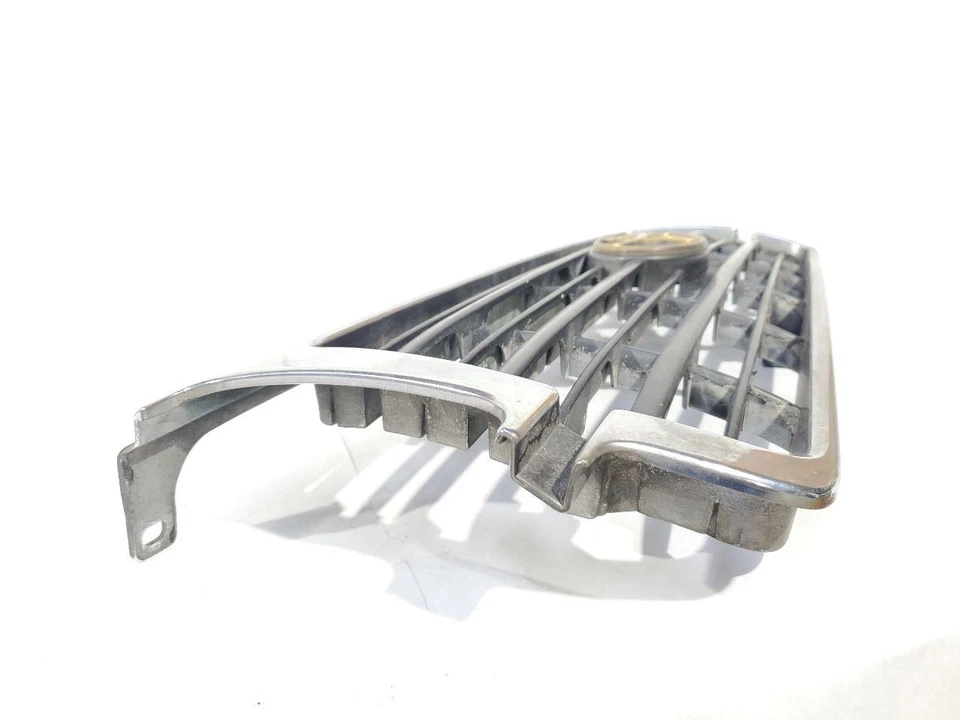 Toyota Landcruiser 1996 1997 OEM parrilla superior pestaña rota ver fotos  Foto 3 de 4