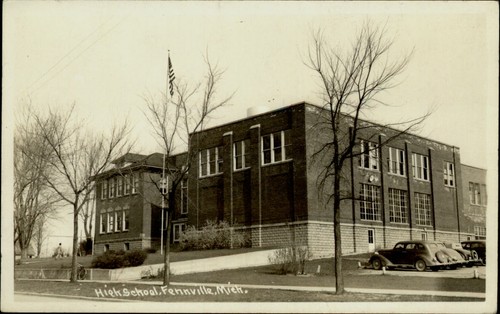 RPPC Fennville MI High School 1940er Autos 1930-50er Echtfoto Postkarte