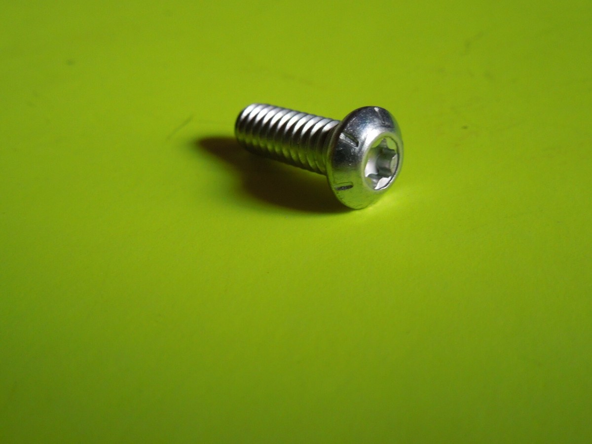 1 NOS OEM Harley Davidson 1/4