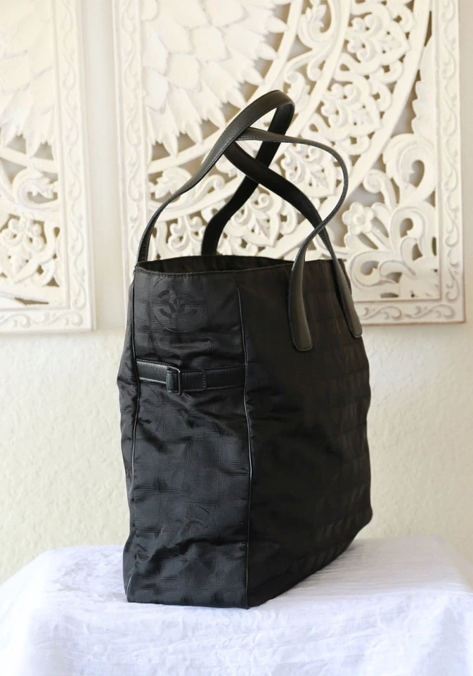 Auténtico bolso de mano Chanel grande de nailon negro de viaje Foto 2 de 4