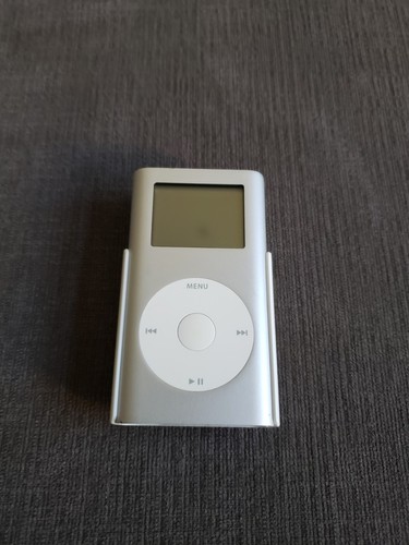 Apple iPod A1051 4GB Silber Bundle Gürtelclip - ungetestet
