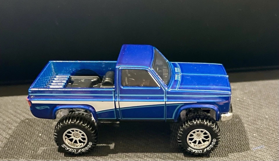 Elevación, ruedas y neumáticos Hot Wheels 83 Chevy Silverado PERSONALIZADOS pilotos reales Foto 2 de 4