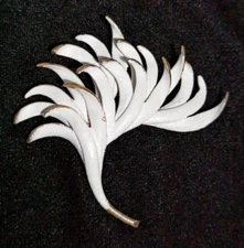 Vintage White Enamel Gold Tone Leaf Flower Brooch Pin Jewelry Castle Cuff