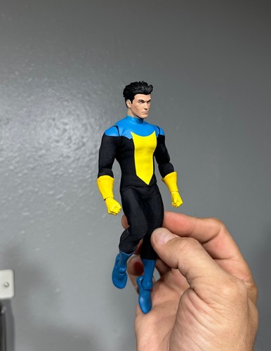 Mezco , nota, marvel legends 1/12 unmasked invincible suit only