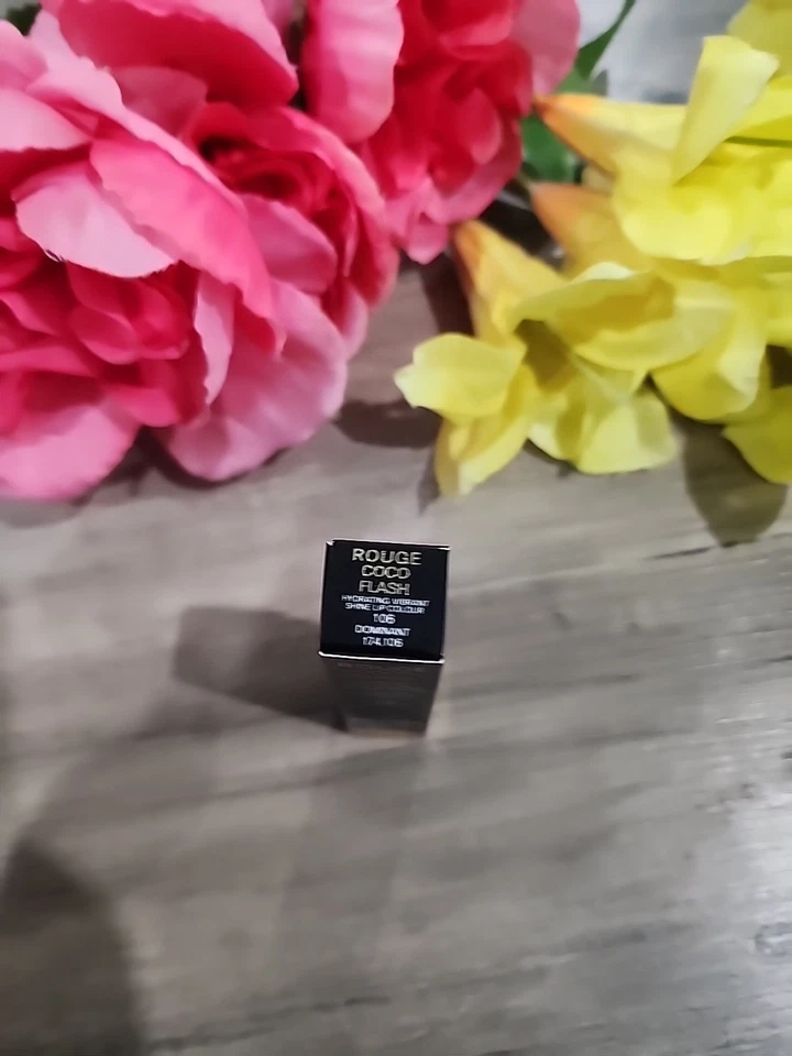 Lápiz labial Chanel Rouge Coco Flash - Dominante #106 Foto 2 de 4