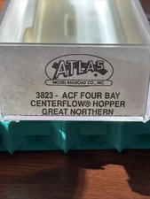 2 qty Atlas #3823 ACF 4 Bay Centerflow Hopper Great Northern N-Gauge GN 171440