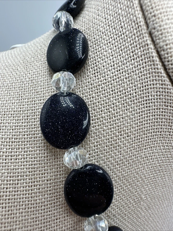 Collar con cuentas de piedras preciosas y cristal transparente de oro azul Foto 4 de 4