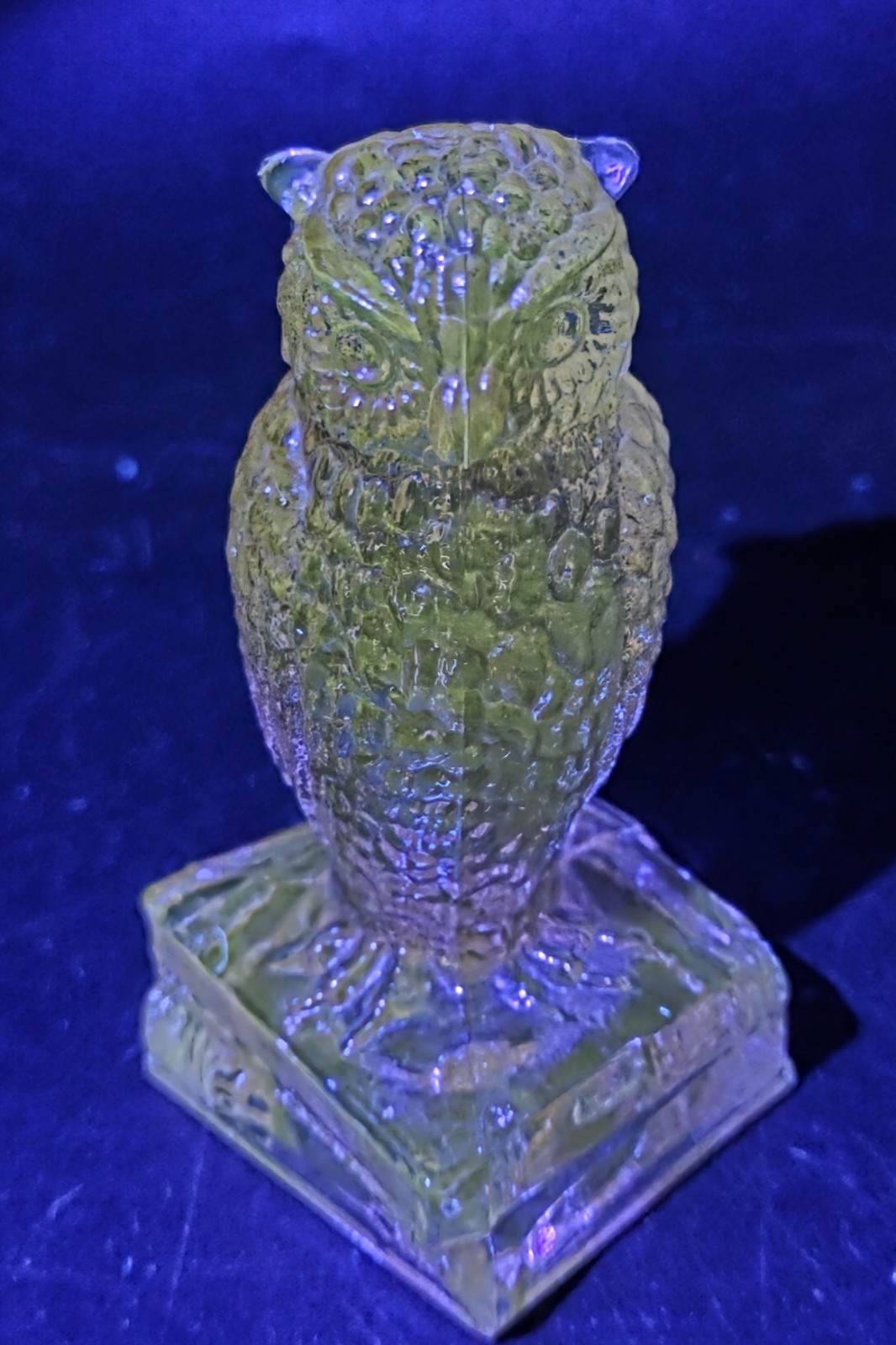 Vtg. Degenhart Peach/Pink Glass Wise Owl on Books Figurine Paperweight Cadmium