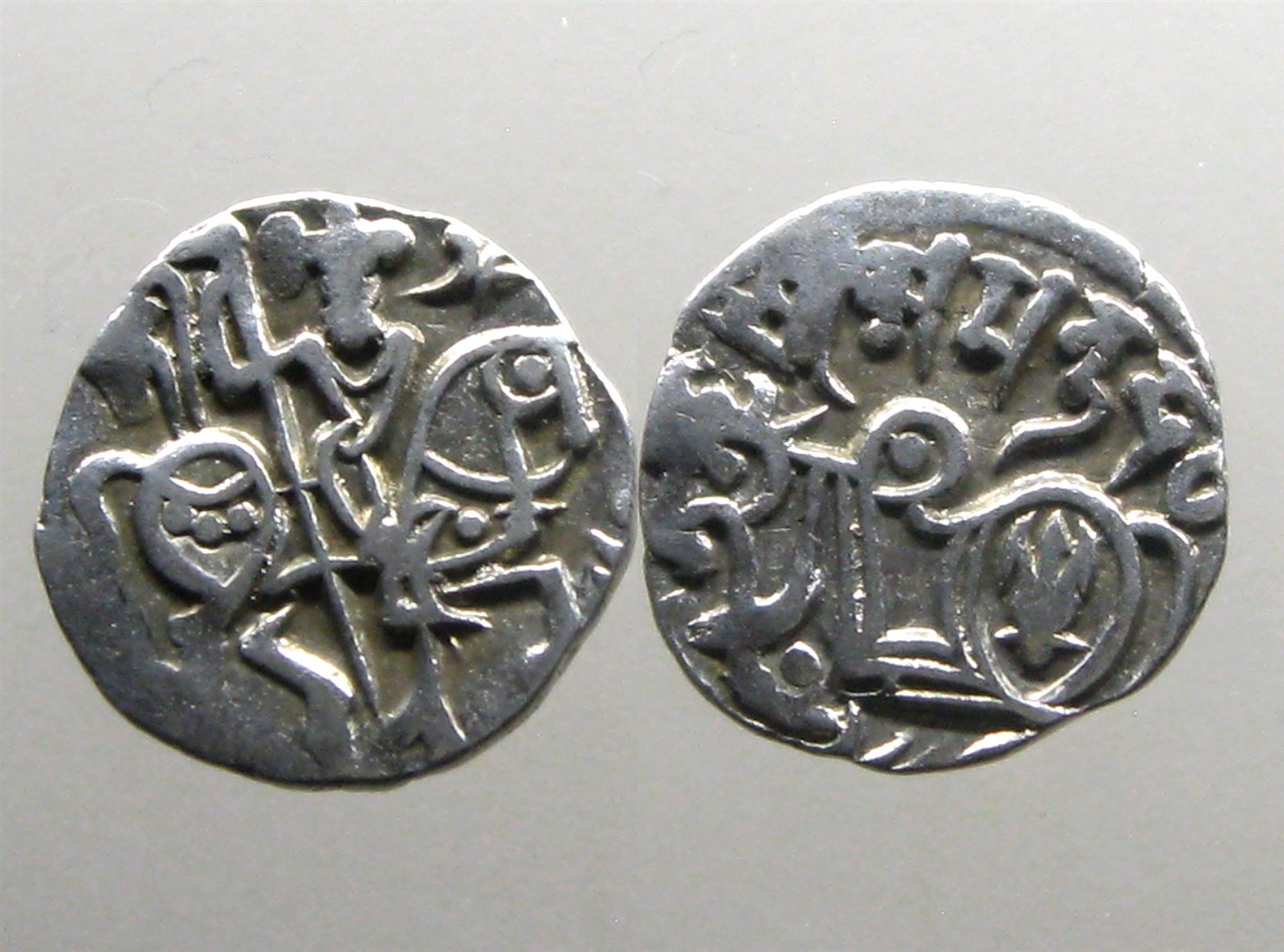 SILVER/BILLON JITAL (DRACHM)_______Samanta Deva_______ABSTRACT BULL & HORSEMAN