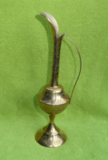 Stary ozdobny mosiężny dzbanek orientalny