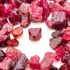 25 piezas de piedras preciosas ásperas de espinela natural de Birmania | Cristales crudos sin tratar de 5-8 mm