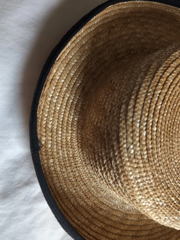 Sombrero de paja Ann Taylor con ribete negro de 9" de diámetro interior. Diámetro del ala 11" Foto 2 de 4