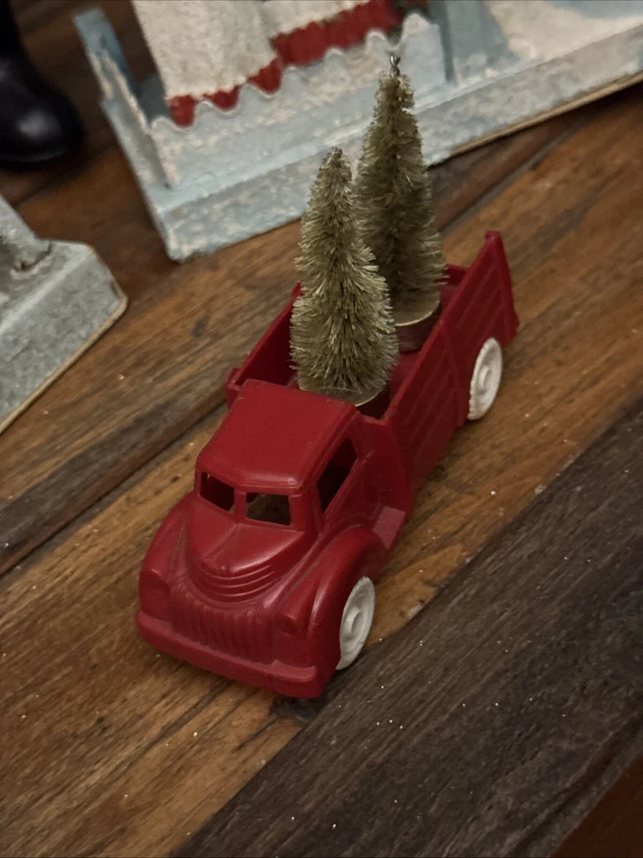 Camión de juguete Lapin 1941-1946 cabina sobre Chevy de plástico rojo con 2 árboles Foto 2 de 4