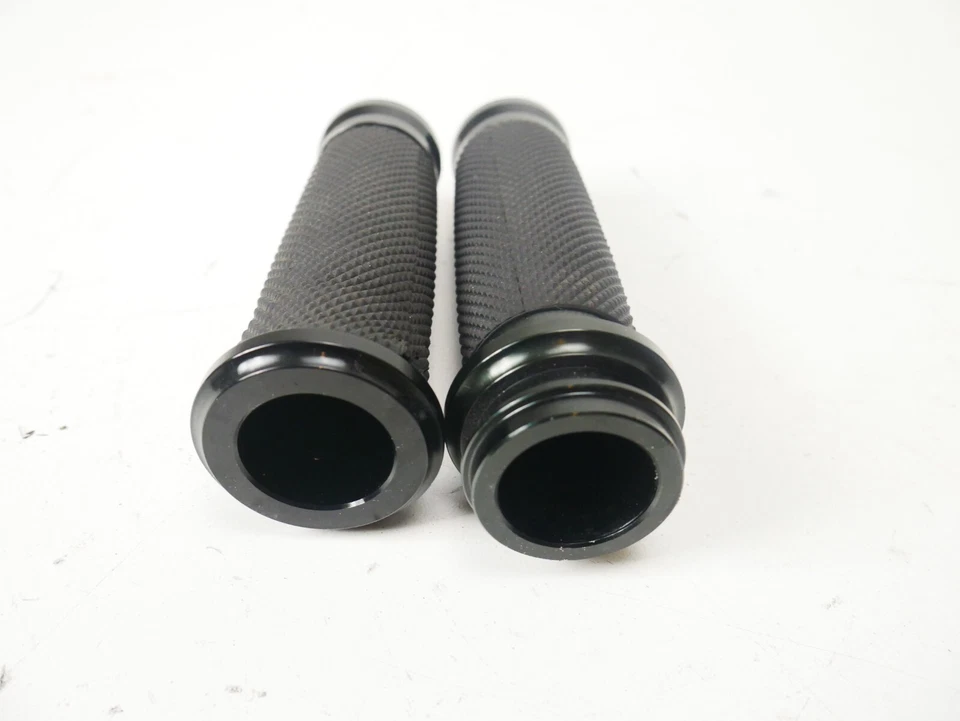 Empuñaduras rastreadoras de máquina de diseño Roland Sands negras para Harley Touring Foto 4 de 4