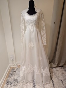 Vintage 1970s ILGWU Union Made White Wedding Dress Lace Pearl Long Sleeve Train