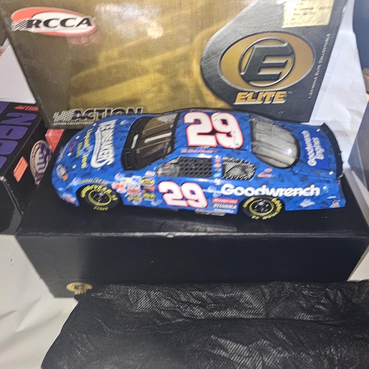 Miniature NASCAR 1:24 Elite - Kevin Harvick #29 GM Goodwrench 2004 - Avec Présentoir