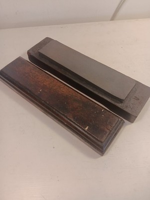 Vintage natürlicher glatter Honölstein in Hartholzbox. 8'' Carborundum 