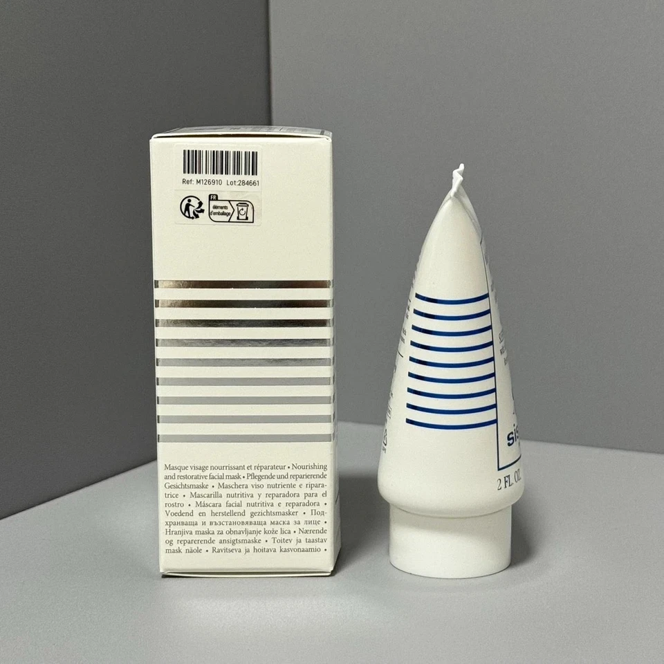 Máscara para dormir de terciopelo Sisley con flores de azafrán 2 oz Foto 2 de 3