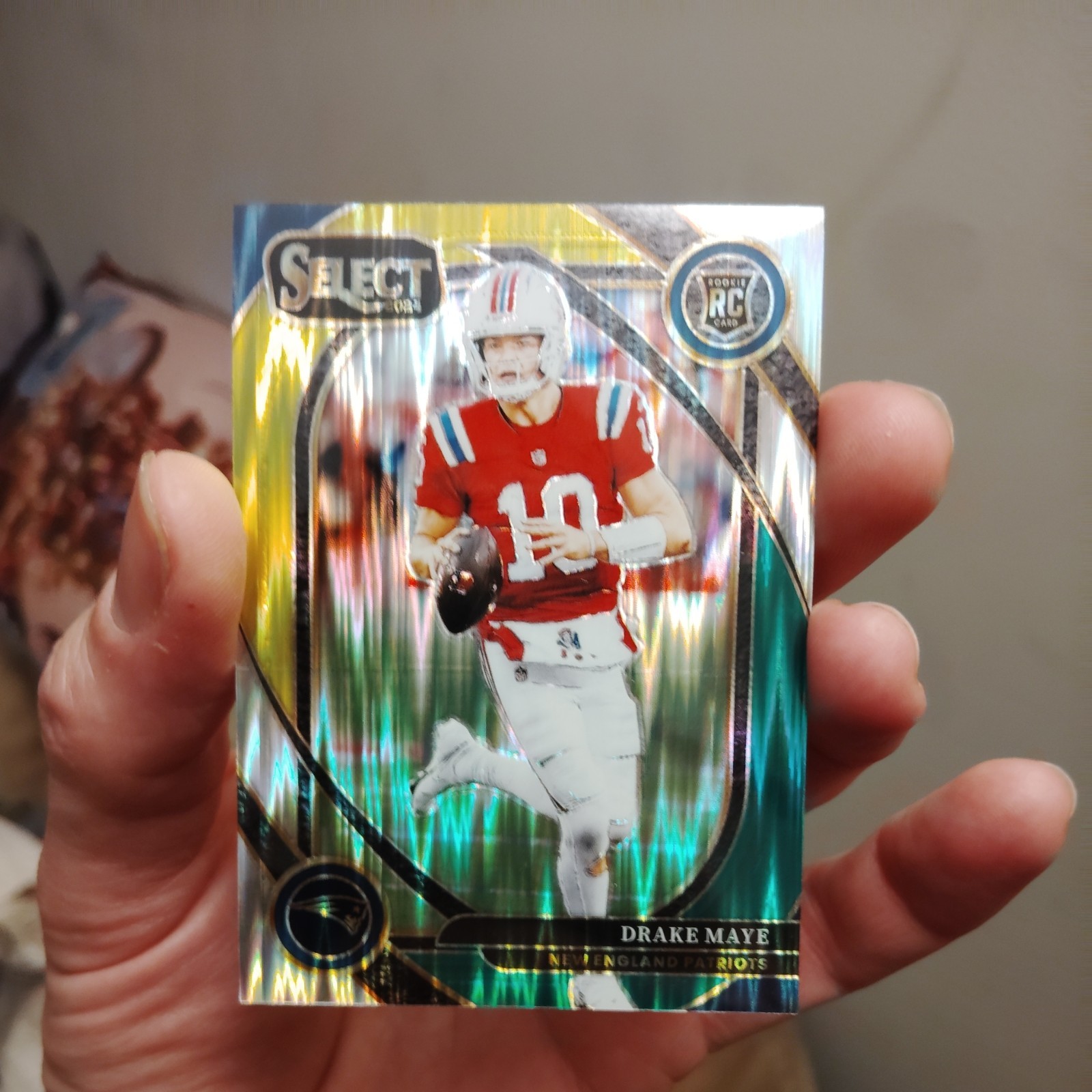 2024 Panini Select - Club Level Drake Maye #218 Green & Yellow Shock Prizm (RC)