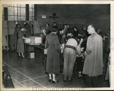1950 Press Photo Lomond school-voters wait in line to vote