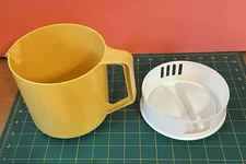 VTG Rubbermaid 1-1/2 Quart Short Pitcher 2745 Harvest Gold Yellow White Lid