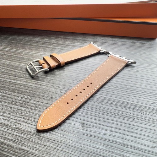 Bracelet cuir doré pour Apple Watch HERMES - Photo 7 sur 9
