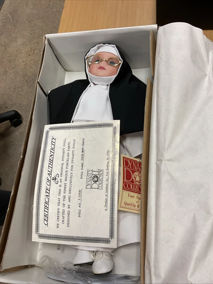 Dynasty 娃娃系列瓷修女玛丽·弗朗西斯 14 英寸带标签和支架 — 第 2/4 张图片