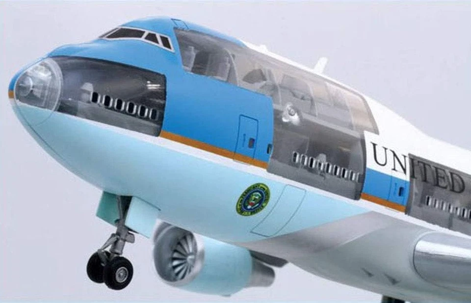 18-47010 DRAGON PROJECT CUTAWAY 1:144 747-400 AIR FORCE ONE Collectors Model - Image 2 of 4