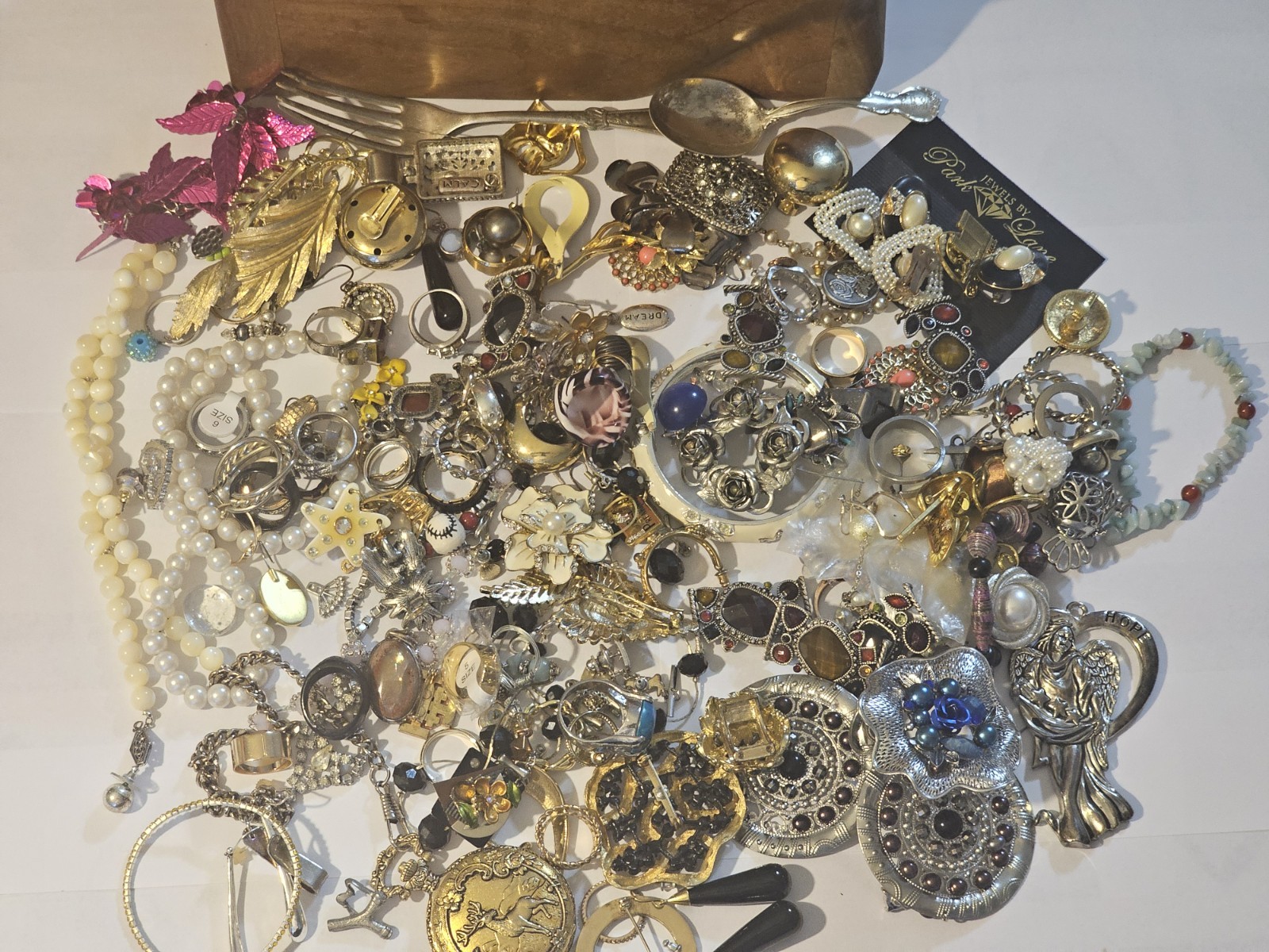 Large Vintage Costume Jewelry Lot Brooches Rings Necklaces Wear Repair Resale