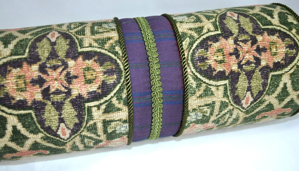 Almohada hecha con tapiz verde Ralph Lauren Rutherford Park y tela a cuadros púrpura Foto 4 de 4