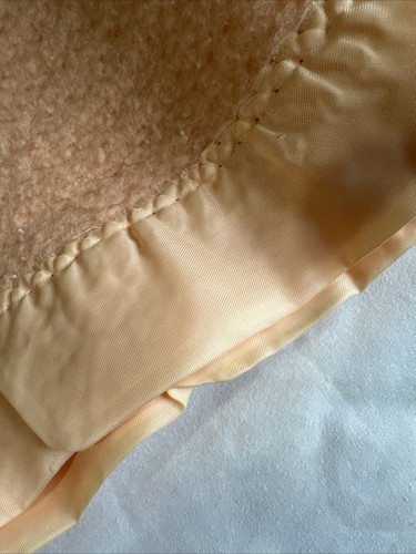 JC Penny Peach Satin Trim Waffle Weave Twin size Blanket Acrylic - Picture 10 of 12