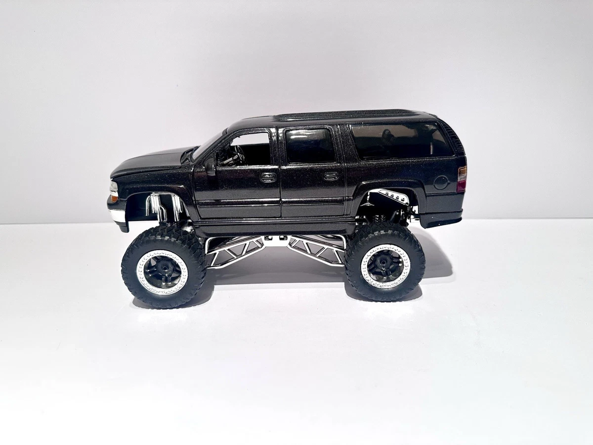 Chevrolet Suburban 1:24 Contemporary Manufacture Diecast Cars