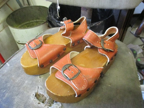 1970s GIRLS LEATHER WOOD POP WHEELS ROLLER SKATE SHOES VINTAGE WORKING FINE