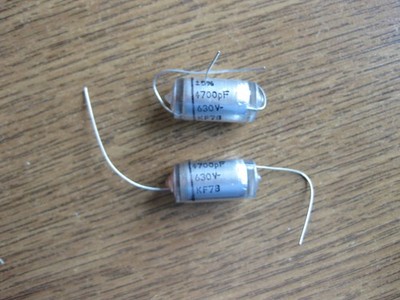 2  NOS Kondensatoren 4,7 nF  5%  630 Volt.  Lange Drähte.
